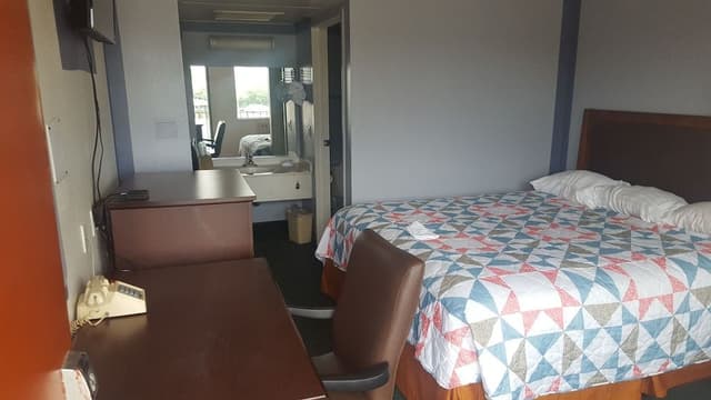 Standard Room, 1 Queen Bed, Non Smoking, Refrigerator & Microwave