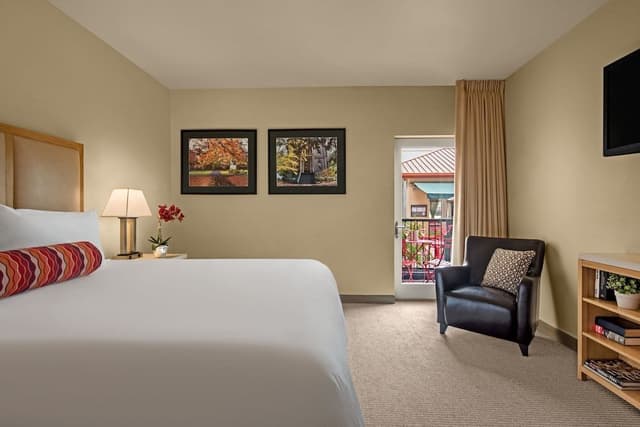 Deluxe Room, 1 King Bed, Balcony (Balcony King)
