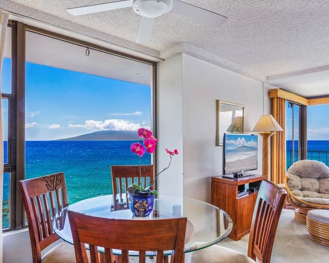 Basic Room, 1 Bedroom, Lanai, Oceanfront (Corner, Specific Unit May Vary)