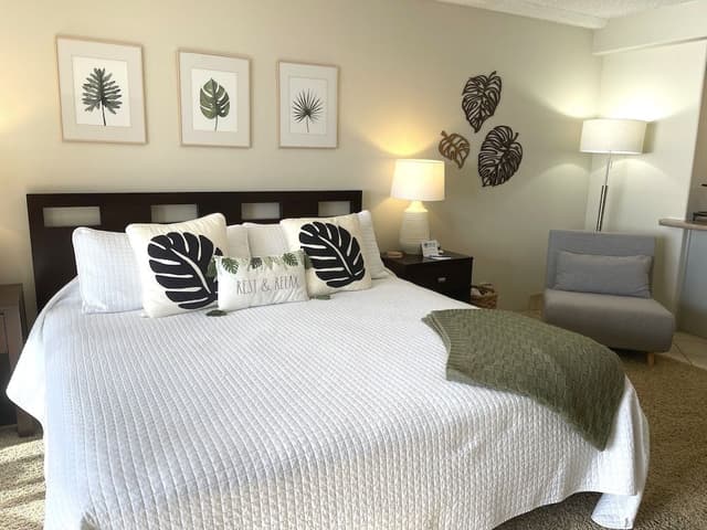Junior Suite, 1 Queen Bed, Lanai, Oceanfront (Specific Unit May Vary)