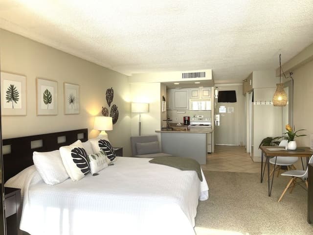 Junior Suite, 1 Queen Bed, Lanai, Oceanfront (Specific Unit May Vary)