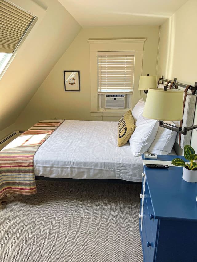 Economy Room, 1 Queen Bed, Shared Bathroom