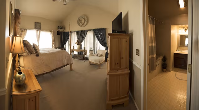 Room, Private Bathroom (10 Royal Queen)
