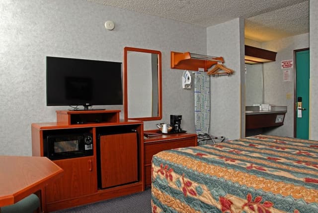 Standard Room, 1 Queen Bed