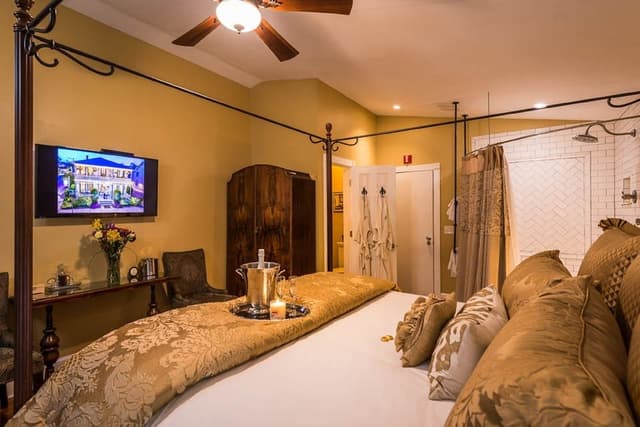 Gold Room - Premium in private Cottage (Adults 21+ Only)
