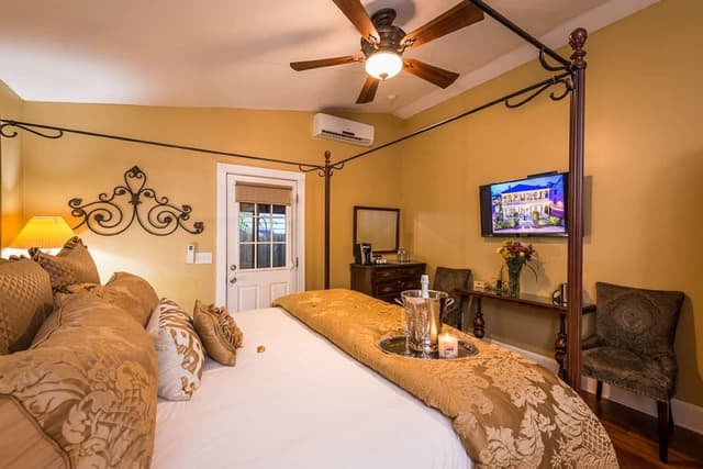 Gold Room - Premium in private Cottage (Adults 21+ Only)