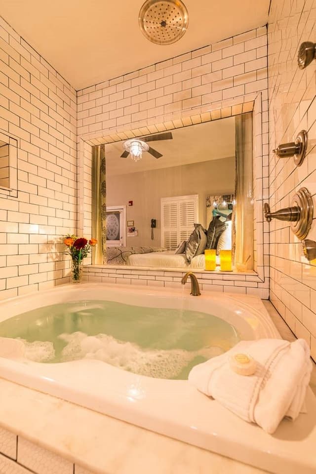 Diamond Suite - Premium in private Cottage (Adults 21+ only) 2 Guests Only