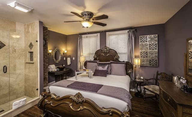 Tanzanite Room – Standard Room (Adults 21+ Only)