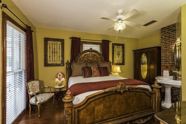Garnet Room - Deluxe Room (Adults 21+ Only)