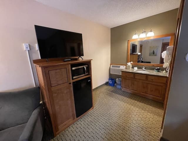Double Room 1 Queen and 1 King bed (Not pet friendly)