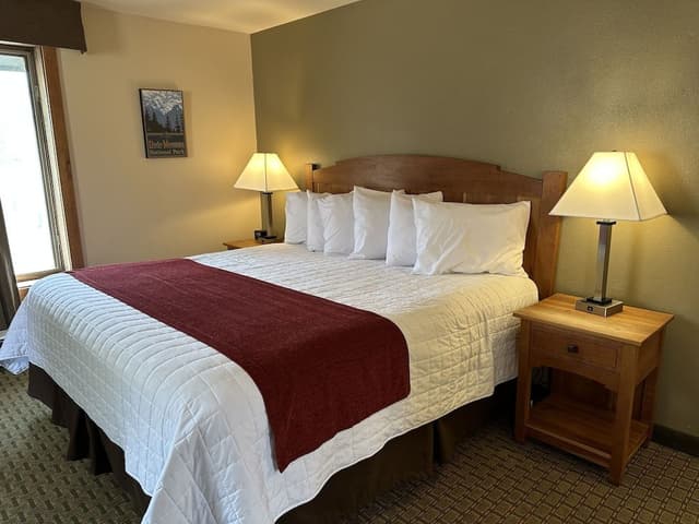 Double Room 1 Queen and 1 King bed (Not pet friendly)