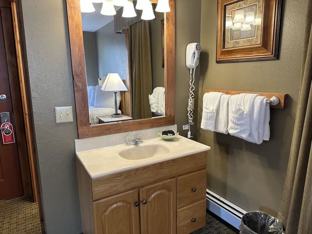 Double Room 1 Queen and 1 King bed (Not pet friendly)