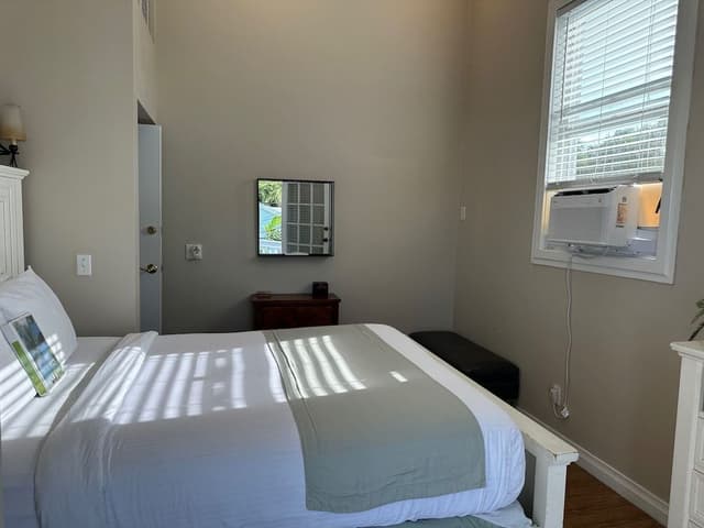 Superior 1 bedroom Apartment, 1 Queen Bed, City View, Annex Building, 2nd Floor Stair Access
