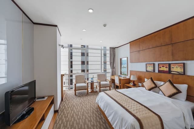 Deluxe Room, 1 Queen Bed, Bathtub