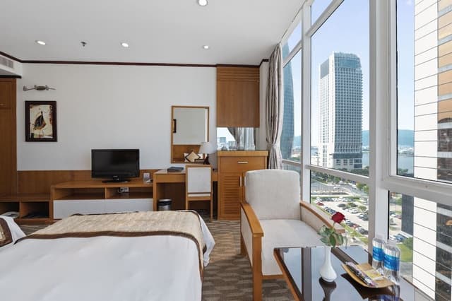 Deluxe Room, 1 Queen Bed, Bathtub