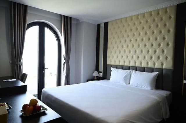 Deluxe Studio, 1 King Bed, Balcony, City View
