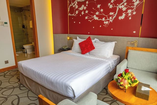 Standard Room, 1 Queen Bed, City View