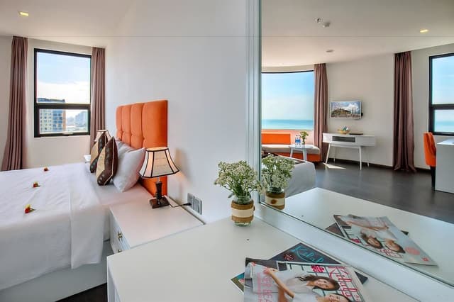 Deluxe Suite, 1 King Bed, Beach View