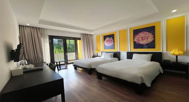 Deluxe Twin Room, Garden or City view with Balcony and Bathtub