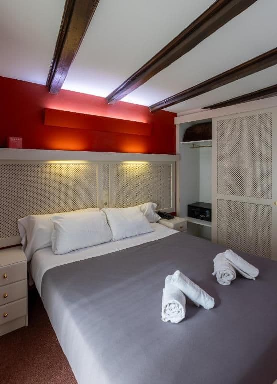Double bedroom with balcony