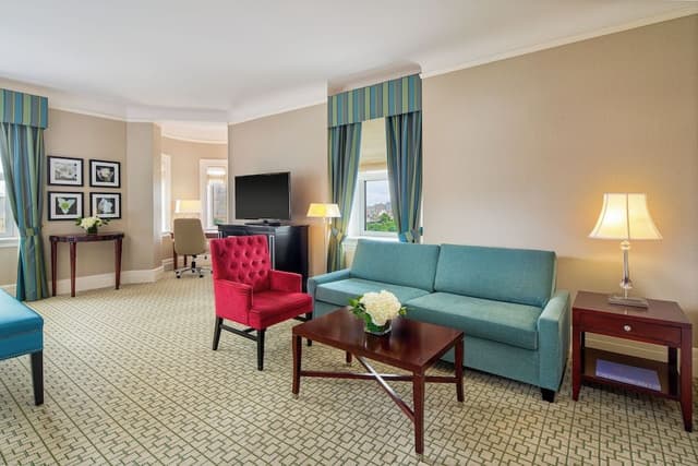 Signature Room,1 King Bed (Parliament or Majors Hill Park View)