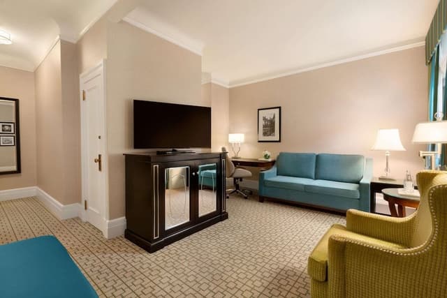 Signature Room,1 King Bed (Parliament or Majors Hill Park View)