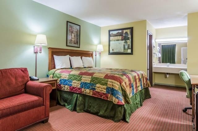 Deluxe Single Room, 1 King Bed, Non Smoking, Refrigerator & Microwave