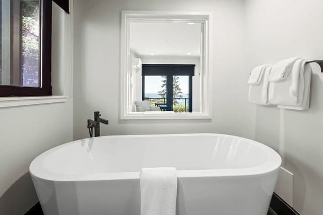 1 Bedroom Trail Ocean View Suite (short distance from main lodge)