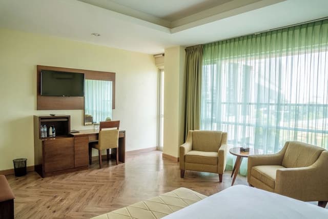 Suite, City View