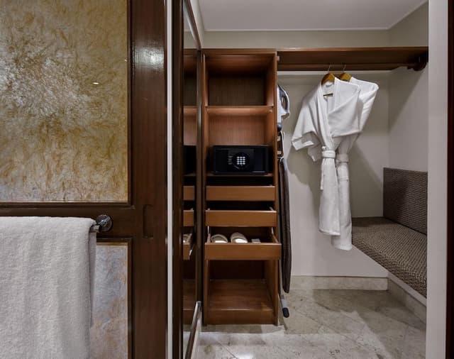 Deluxe Room, 1 King Bed (Club Access)