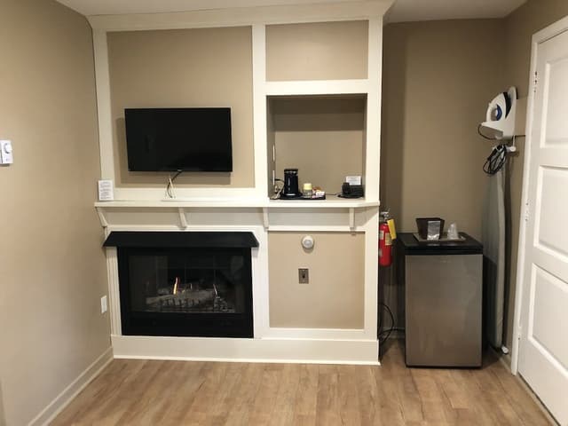 Deluxe Room, 1 King Bed (Single Jetted Tub)