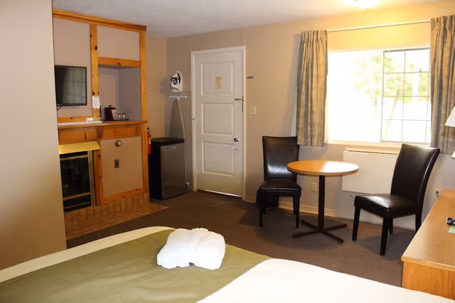 Deluxe Room, 1 King Bed (Single Jetted Tub)