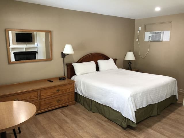 Deluxe Room, 1 King Bed (Single Jetted Tub)