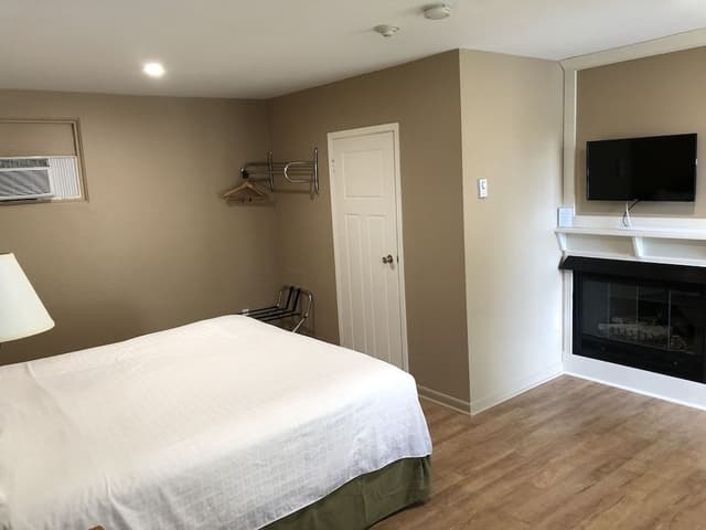 Deluxe Room, 1 King Bed (Single Jetted Tub)