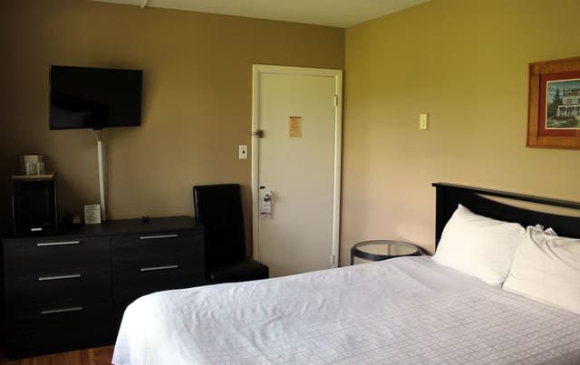 Standard Room, 1 Queen Bed