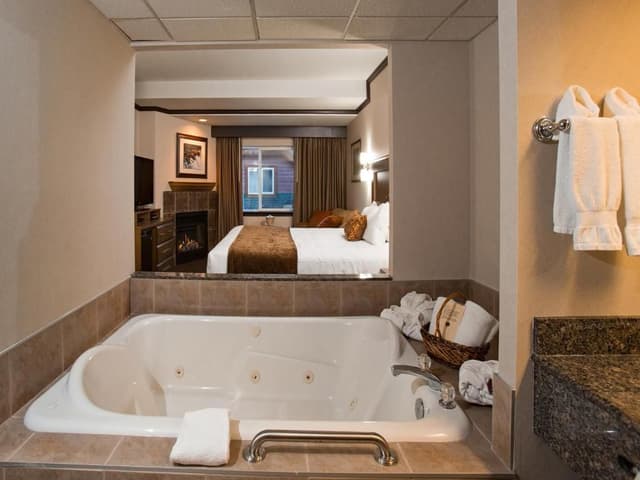 King Suite Jetted Tub