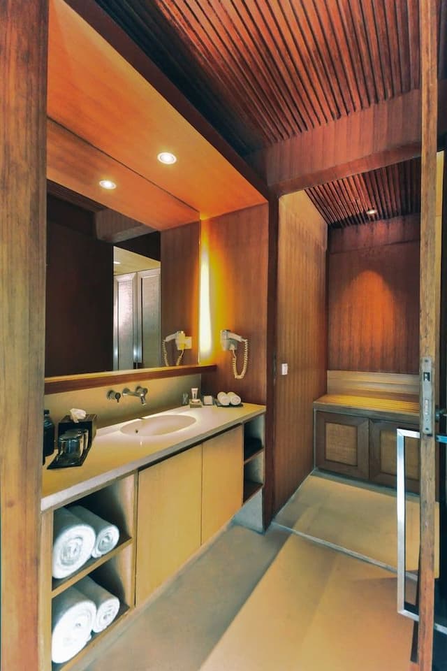 Premiere 2 Bed Room Suite Pool View with Balcony