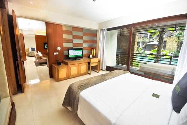 Premiere 2 Bed Room Suite Pool View with Balcony