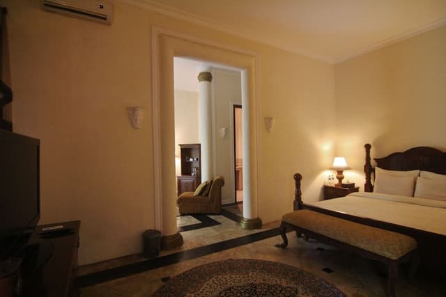 Super Royal Room