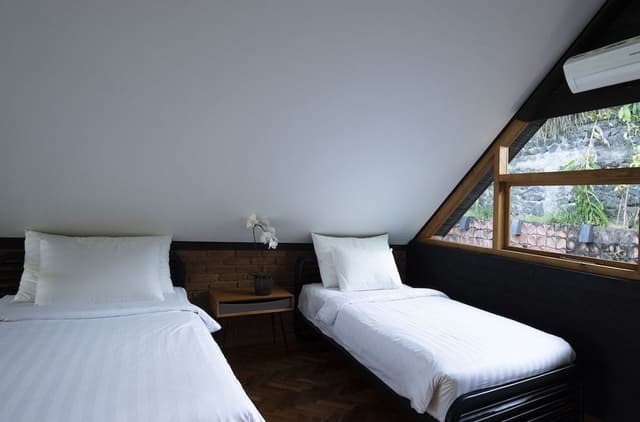Deluxe Suite, Multiple Beds, Balcony, Valley View