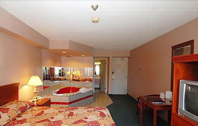 Standard Room, 1 King Bed, Jetted Tub