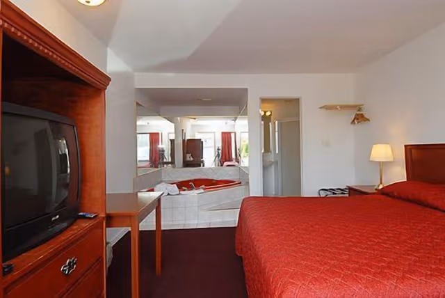 Standard Room, 1 King Bed, Jetted Tub