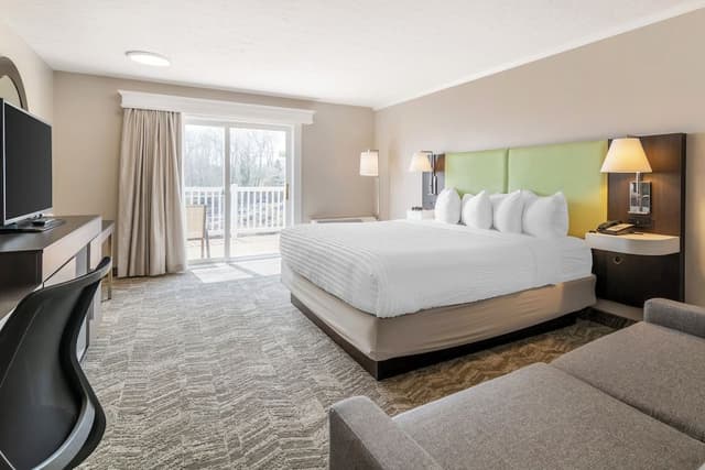 Deluxe Room, 1 King Bed, Balcony, River View