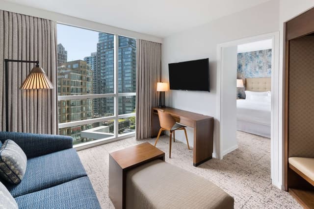 1 QUEEN 2 ROOM SUITE