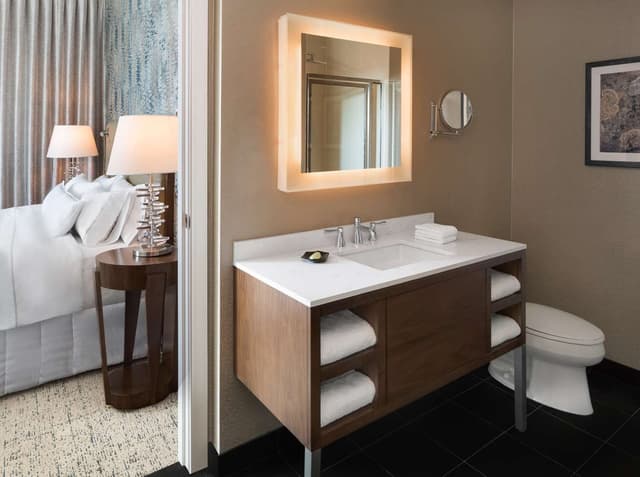 1 KING CITY VIEW DELUXE 2 ROOM SUITE