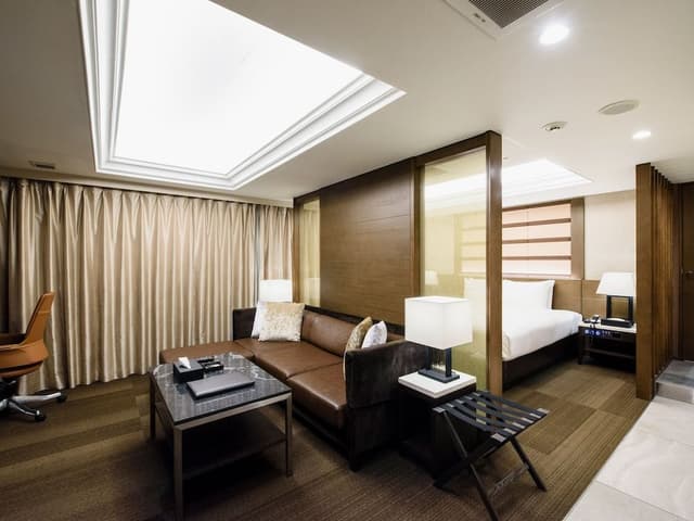 Penthouse, Non Smoking