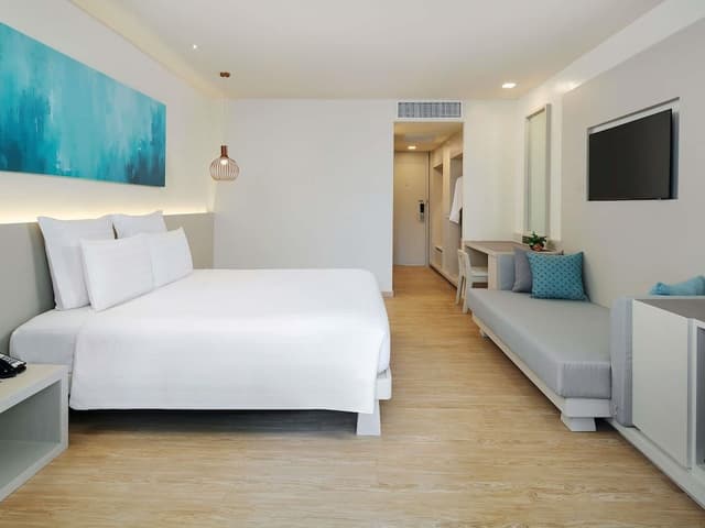 Room, 2 Twin Beds, Pool View