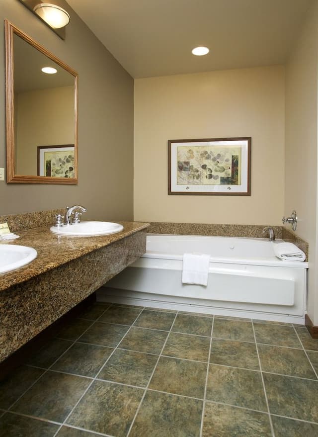 The Lodge at Cedar River, Shanty Creek Resort : One-Bedroom Suite