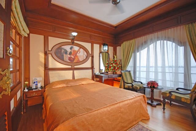 Family Room (2-bedroom Houseboat)