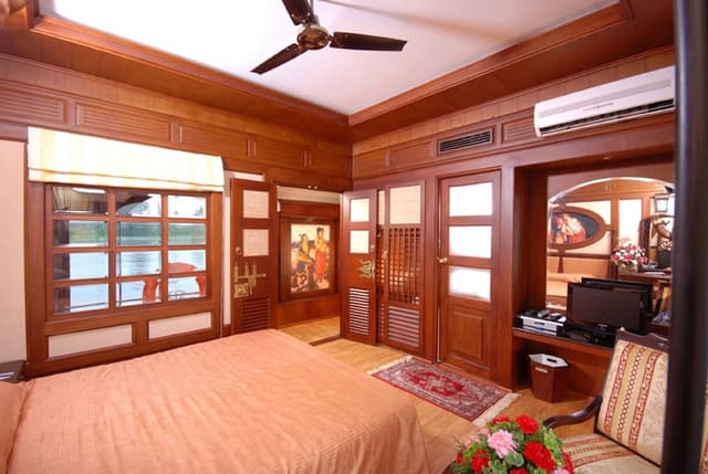 Family Room (2-bedroom Houseboat)